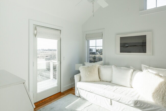 Building Photo - 1025 Flying Point Rd