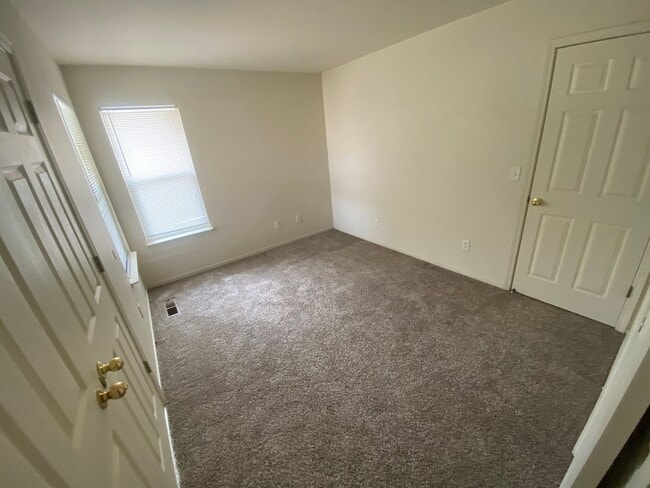 Building Photo - Charming 3 Bedroom