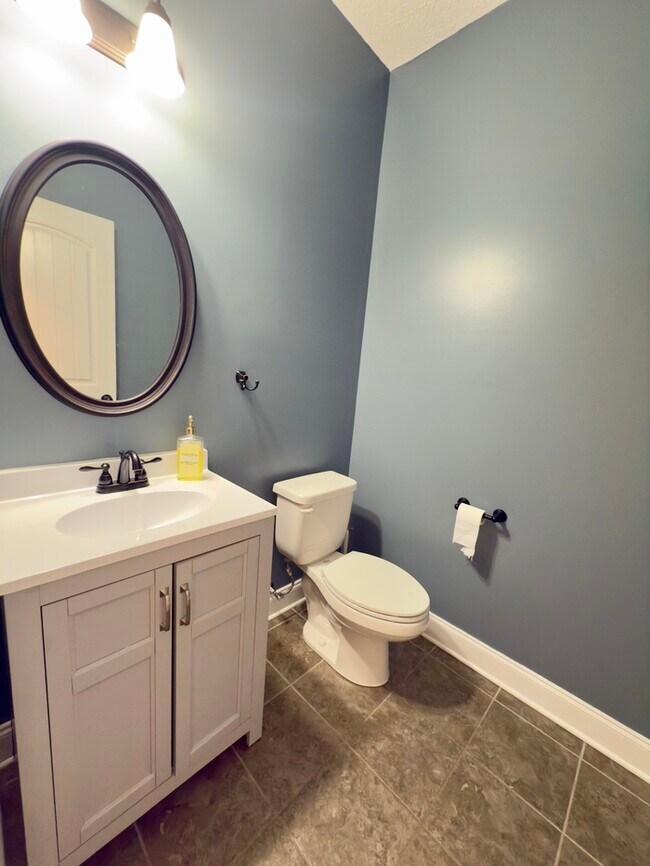 Building Photo - 532 Larkspur Dr