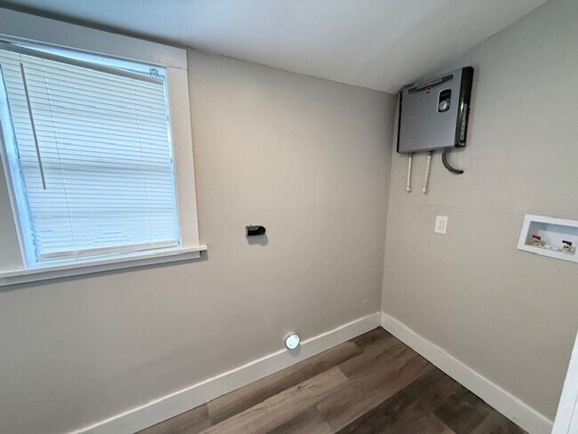 Building Photo - Charming Beachside Bungalow for Rent!
