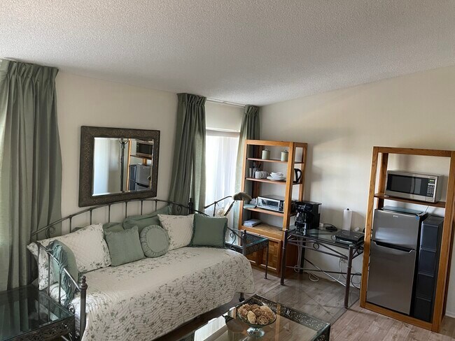 Currently there is a queen size bed in the place of the twin daybed. Residents choice. - 3814 Corbin Ave