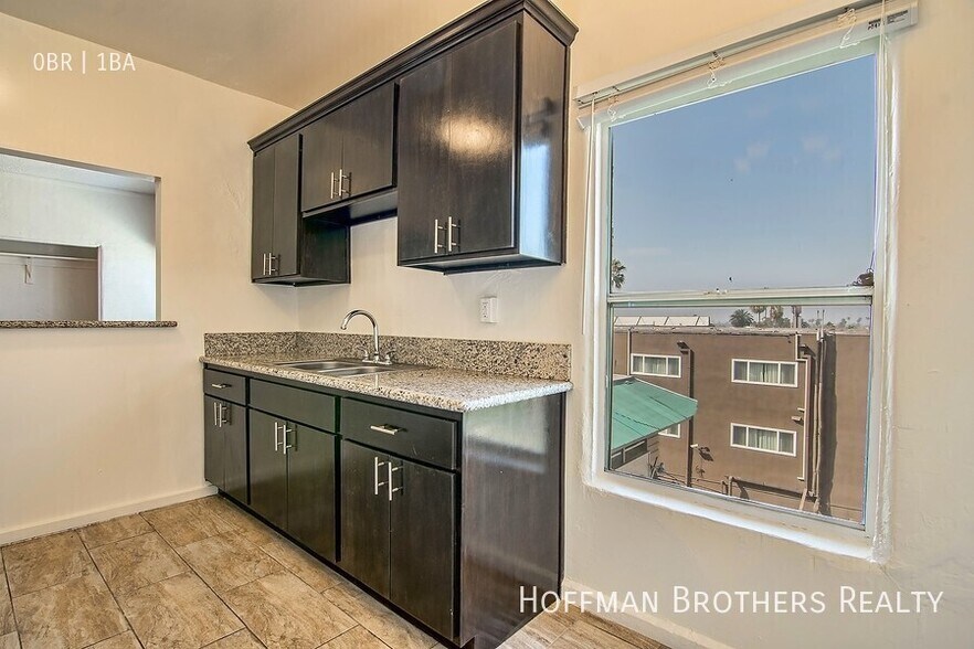 Building Photo - 921 S Bonnie Brae St