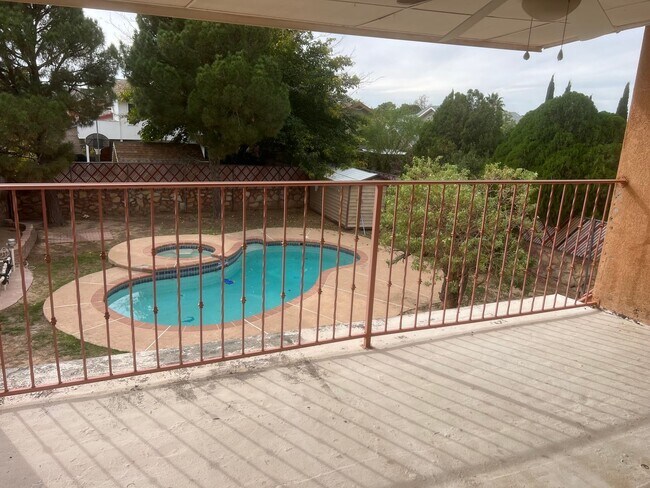 Building Photo - Incredible 4 bedroom, 2 1/2 bath home in East El Paso!!