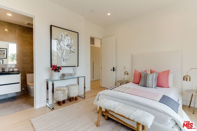 Building Photo - 12119 Travis St