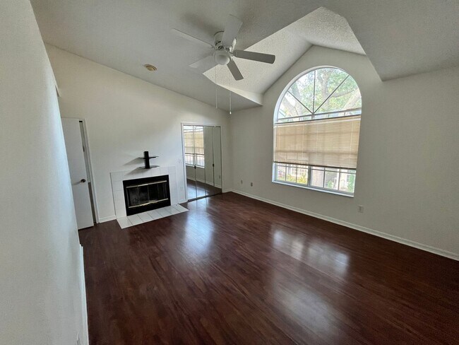 Building Photo - 3BR 2.5BA Townhome in Thatchers Landing at...