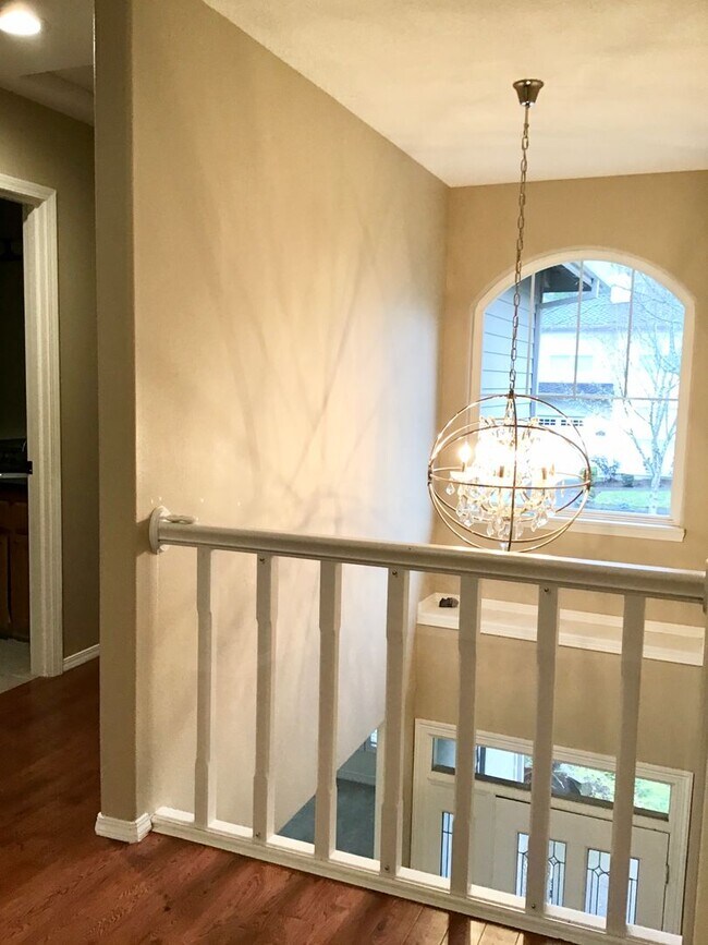 Building Photo - For Rent - Exceptional Murrayhill Location...