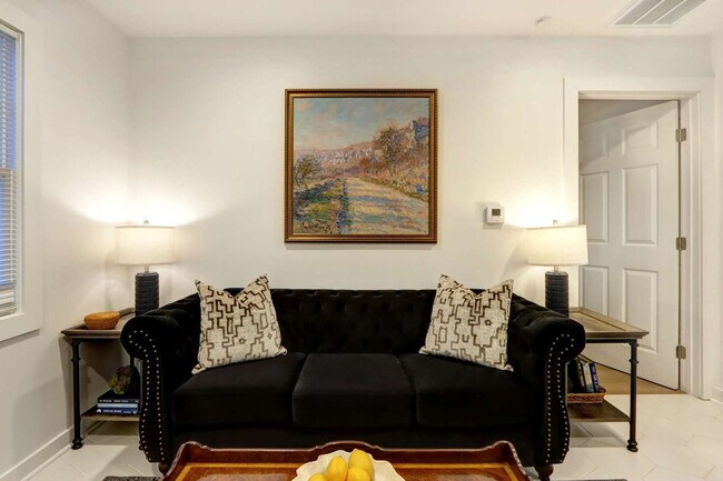 Building Photo - 306 E Victory Dr