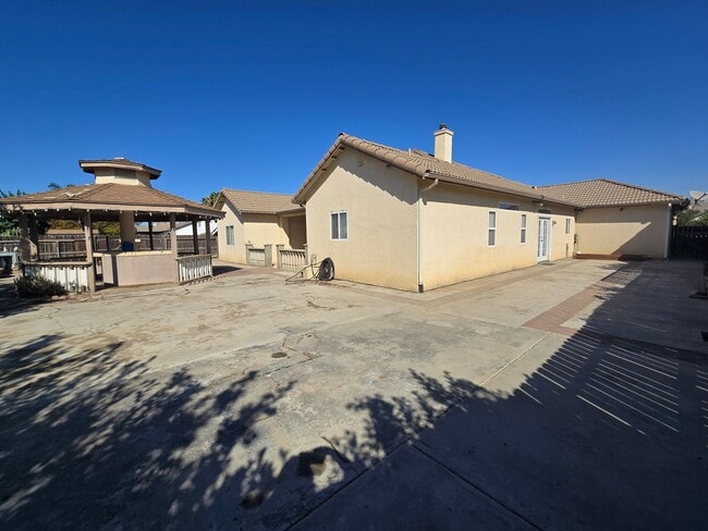 Building Photo - 4 BR + Flex 2 BA Available 9/15