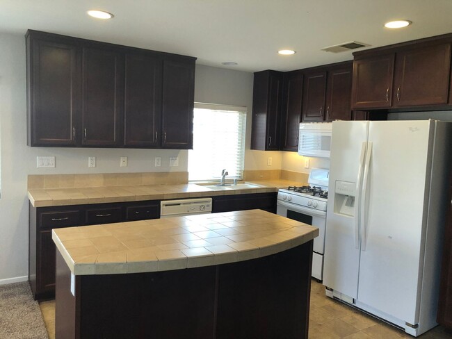 Building Photo - Upgraded 2 bedroom 2 bath condo in great c...