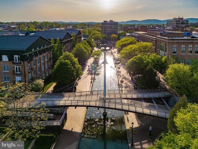 Building Photo - 230 S Market St