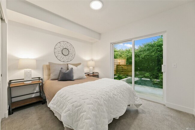 Building Photo - Newer 2 Bed/ 2 Bath Townhome in North Beacon Hill