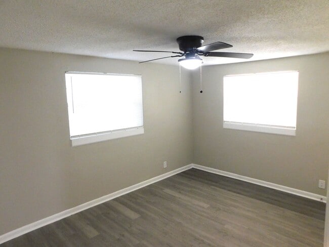 Building Photo - **ROOM** with SHARED KITCHEN and BATH in a newly remodeled House