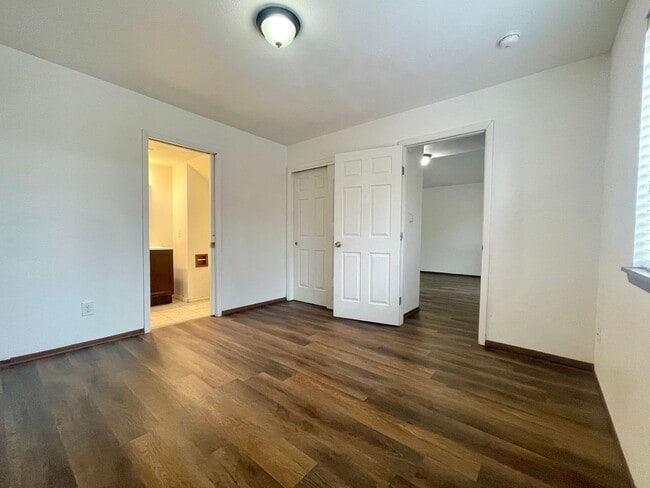 Building Photo - Cozy 3 Bedroom 2 Bathroom Townhouse In The NW!