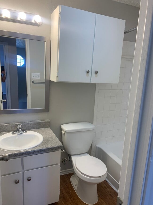 Building Photo - 3 bedroom 2 bath