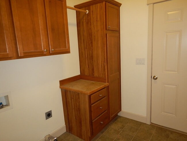 Building Photo - 2 Story, 3 Bedroom, 3 Bathroom House in He...