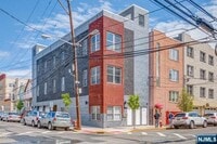 Building Photo - 542 29th St
