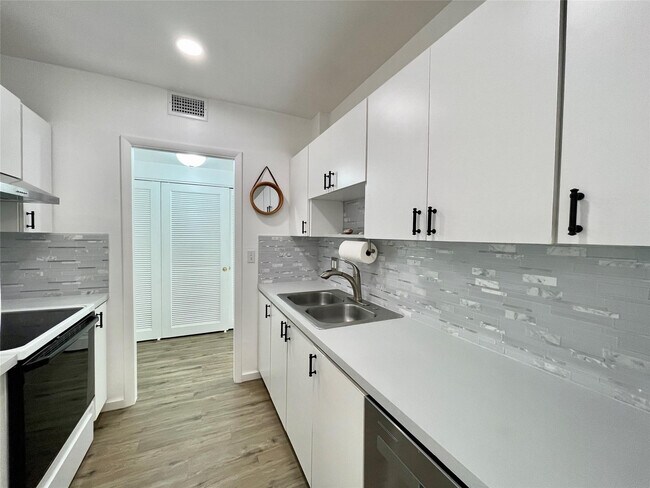 Building Photo - 400 N Riverside Dr