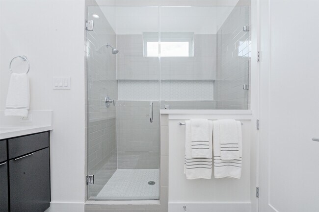 Building Photo - 1131 W 17th St