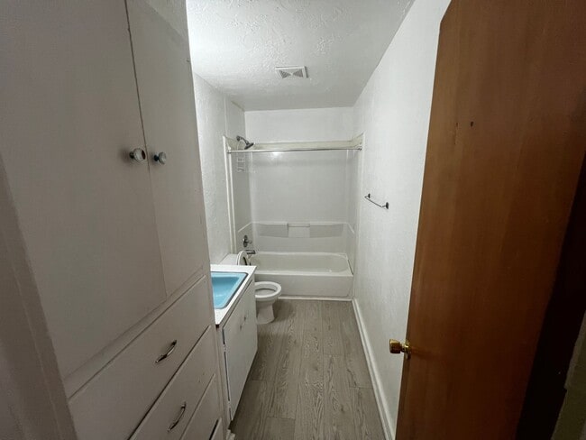 Building Photo - 3 bed 1 bath