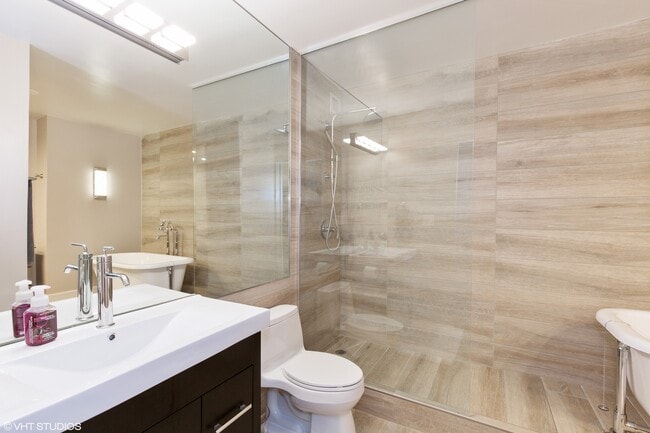 Building Photo - 100 E Bellevue Pl