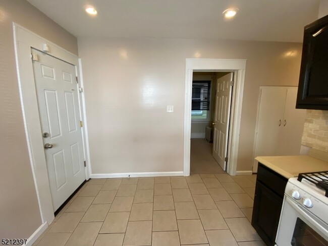 Building Photo - 48 Hazelwood Ave
