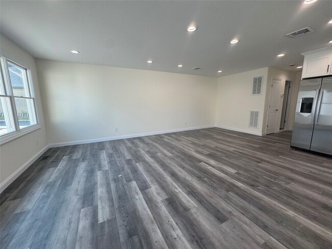 Building Photo - 102 Elm Ave