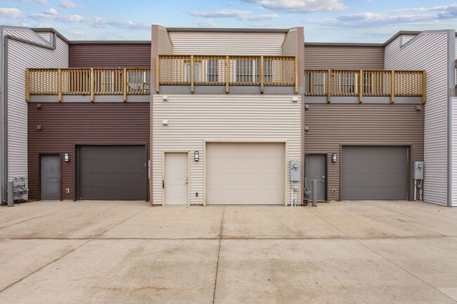 Building Photo - Spacious Townhome In The Kingston Neighborhood
