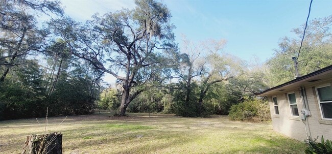 Building Photo - 11 Trails End Rd