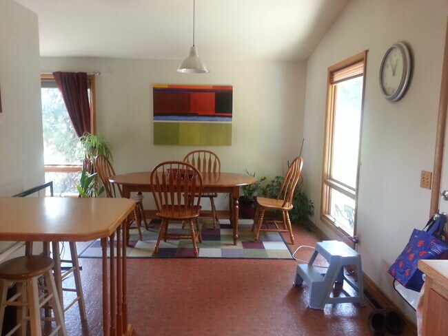 Building Photo - 3 Bd/2 Ba Spacious home on Sunnyside Hill!