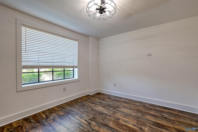 Building Photo - 1122 NE Wellman Ave