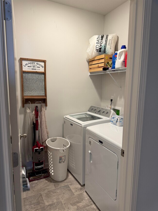 Building Photo - 7968 Hickory Meadow Rd