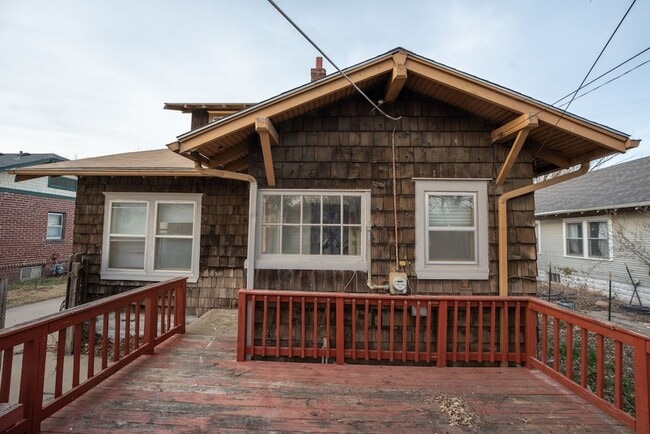 Building Photo - Move In Ready Home by Wesley Hospital!