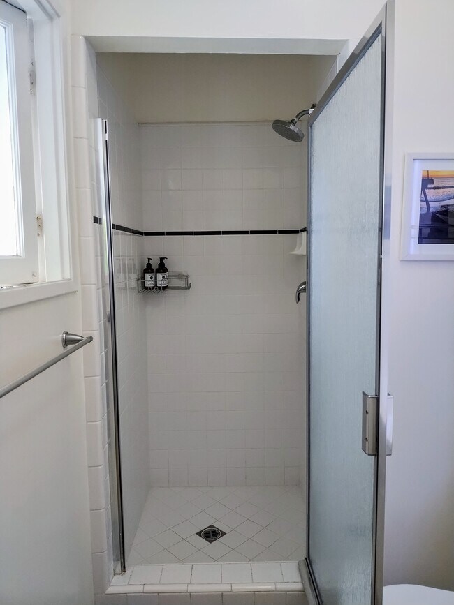 Building Photo - 411 Linnie Canal