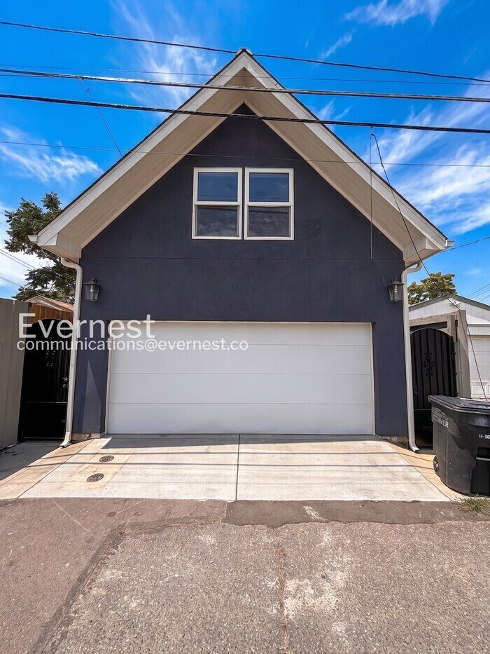 Building Photo - 1336 1/2 Kalamath Street