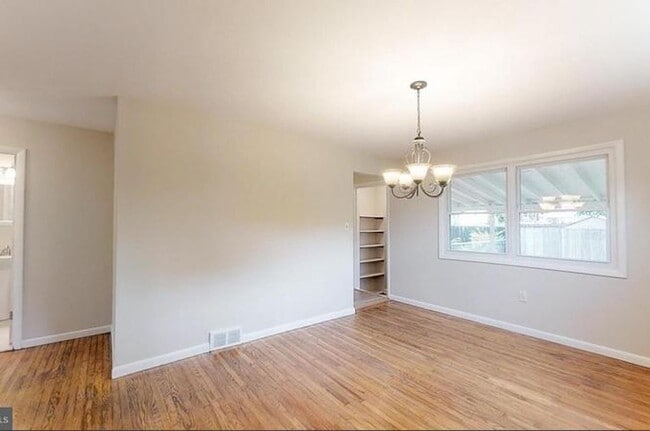 Building Photo - Recently Updated 4BR/2BA Twin with Central Air & Fenced Backyard