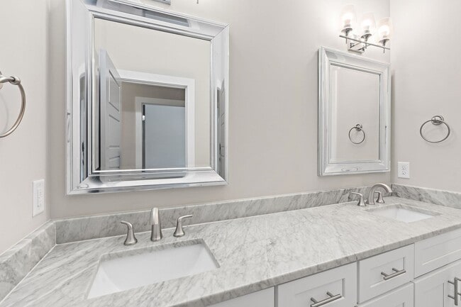 Building Photo - Walkable Luxury in Edgehill