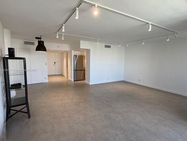 Building Photo - 900 Bay Dr