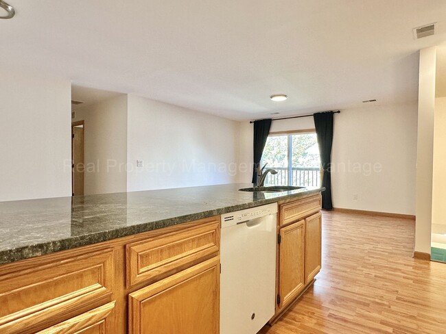 Building Photo - Spacious 2 Bed Condo with Attached Garage