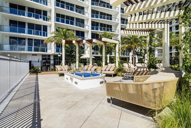 Building Photo - 220 Lake Shore Dr