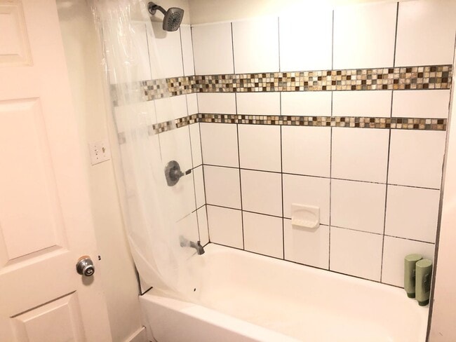 Building Photo - Spacious 5BED/2BATH House