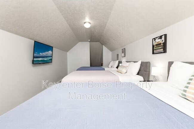 Building Photo - 879 N Traquair Pl
