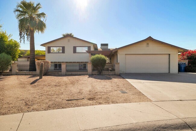 Building Photo - Large Trilevel home backing 60 with pool and close to ASU