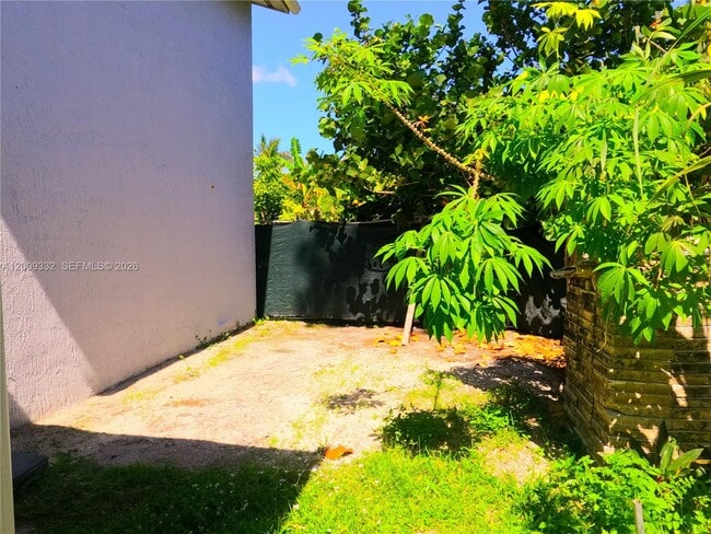 Building Photo - 1021 Mango Dr