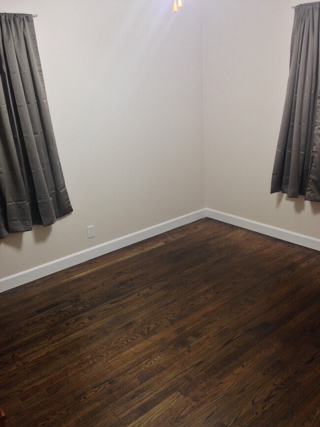Bedroom - 809 E Mosier St