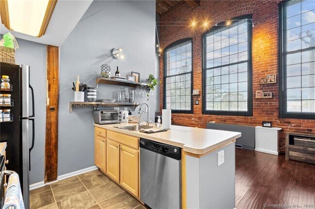 Building Photo - 25 Grand St