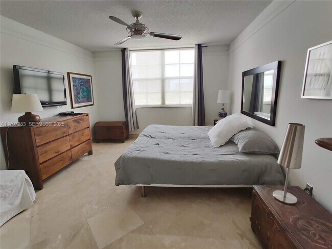 Building Photo - 19877 E Country Club Dr