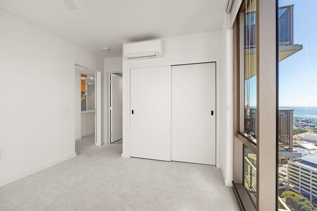 Building Photo - Sky Ala Moana West — 2 Bed / 2 Bath / 2 Pa...