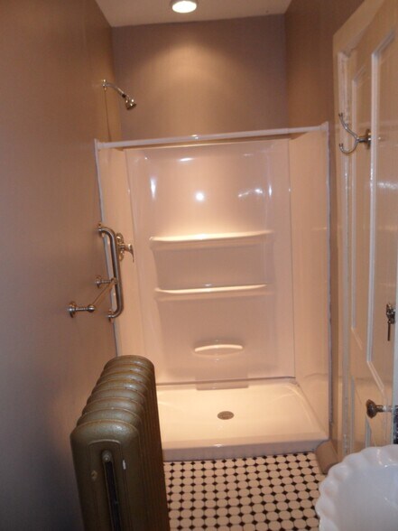 Building Photo - 1316 E 10th St