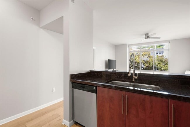 Building Photo - 54 Rainey St