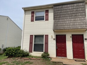 Building Photo - Charming 2-Bedroom Townhome in Prime Charl...